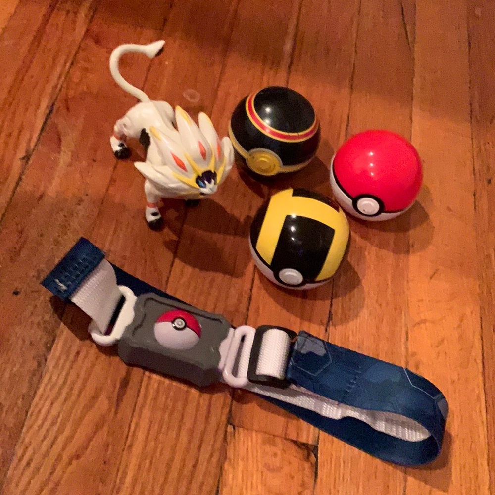 3 Pokémon Balls, Belt & Figure